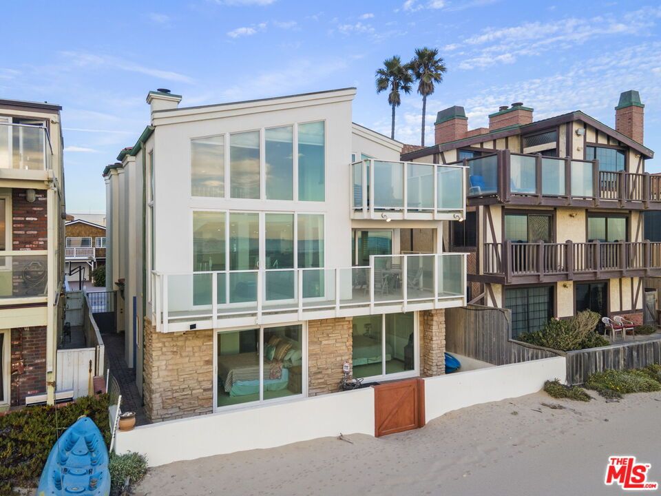 Exterior, Facade, Modern