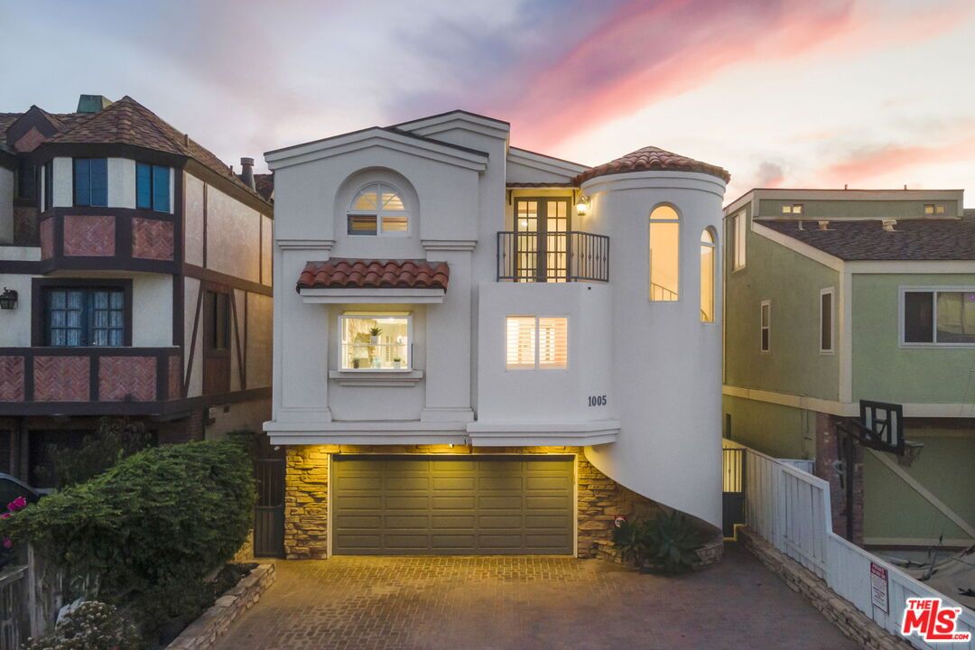 Attached, Exterior, Facade, Mediterranean