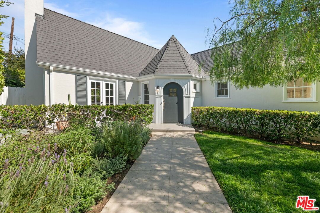 Backyard, Exterior, Facade, French Provincial