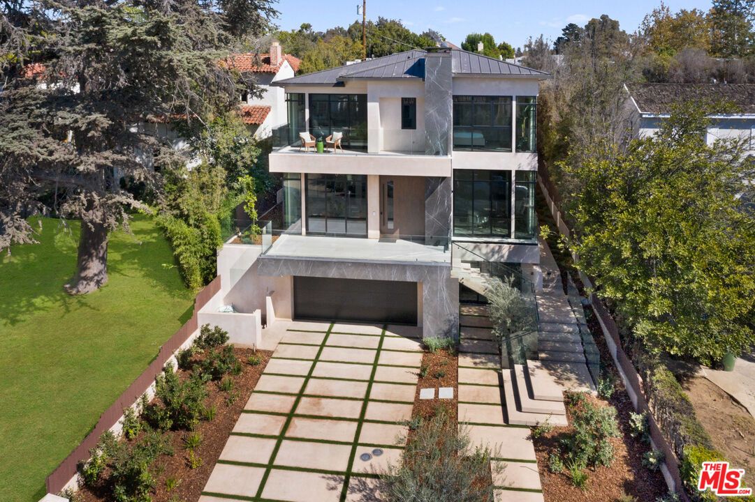 Attached, Exterior, Facade, Modern