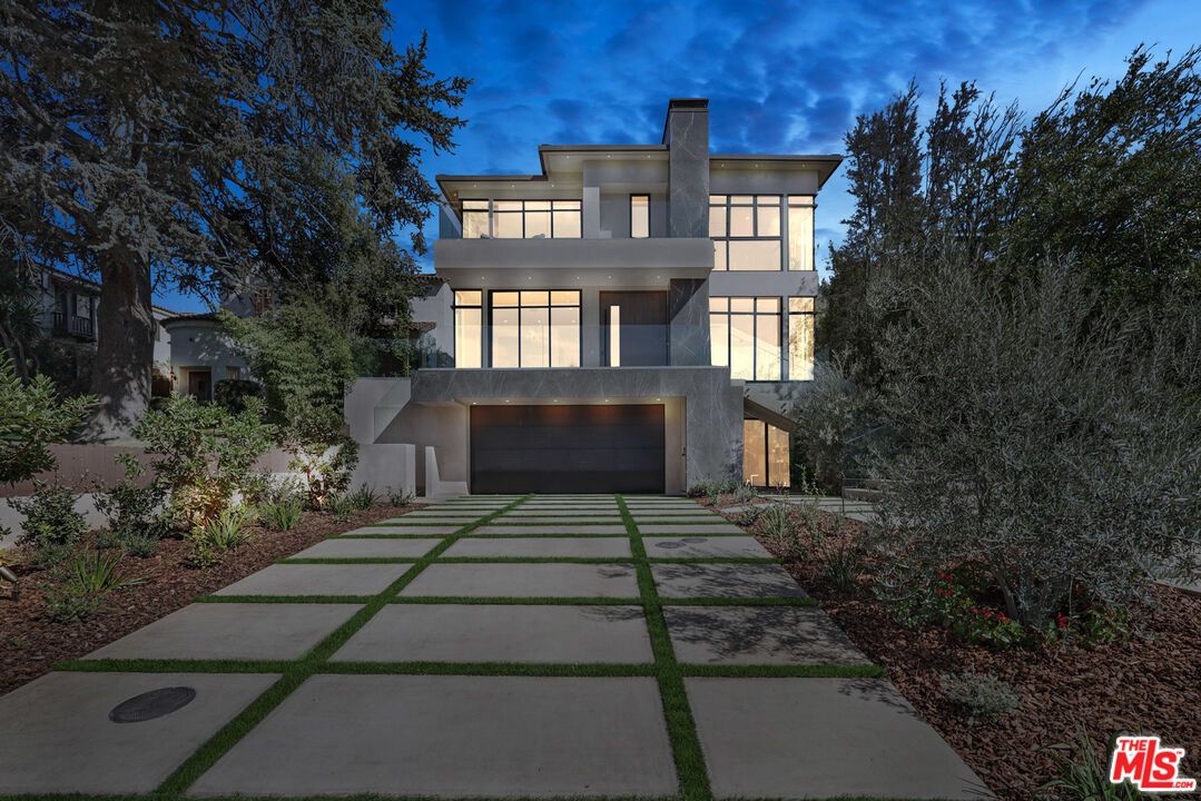 Attached, Backyard, Exterior, Facade, Modern