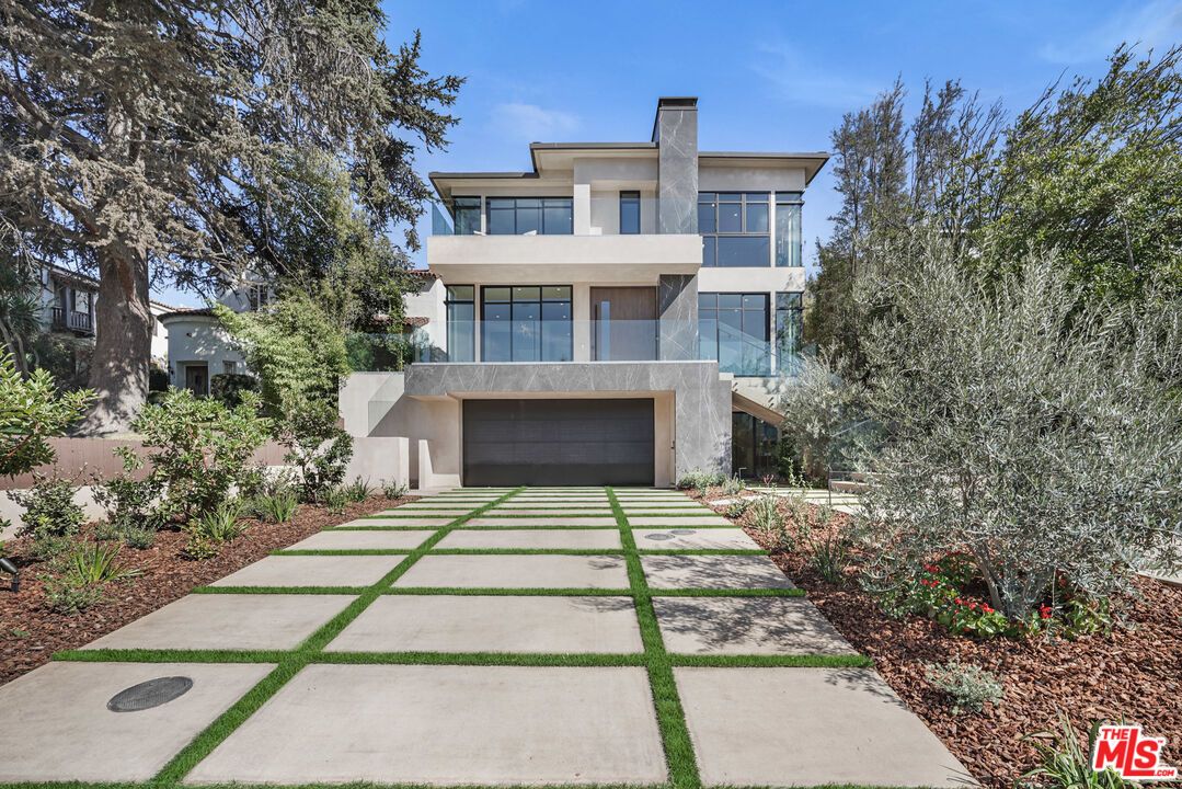 Attached, Backyard, Exterior, Facade, Modern