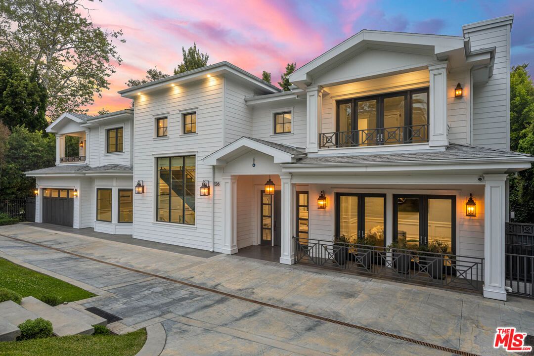 Attached, Exterior, Facade, Farmhouse