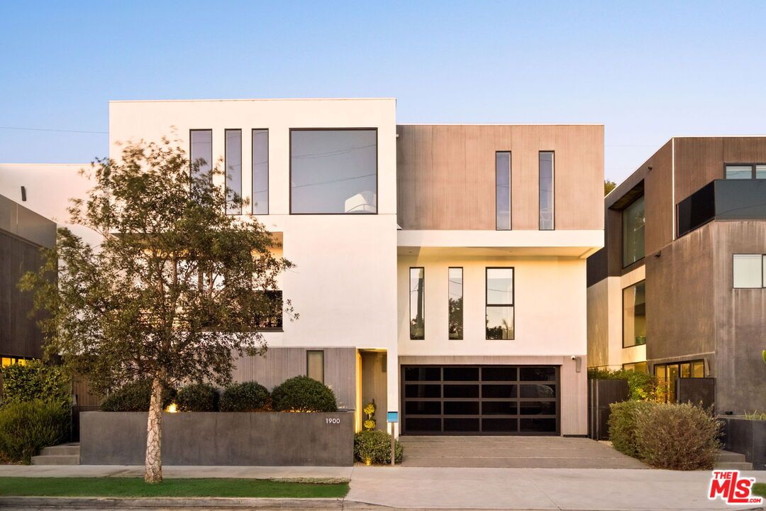 Attached, Exterior, Facade, Modern