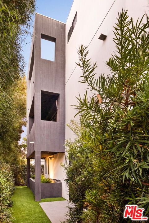 Backyard, Exterior, Facade, Modern