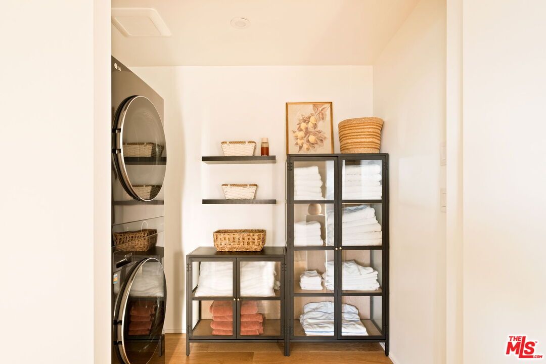 Interior, Washer, Wood Texture Flooring