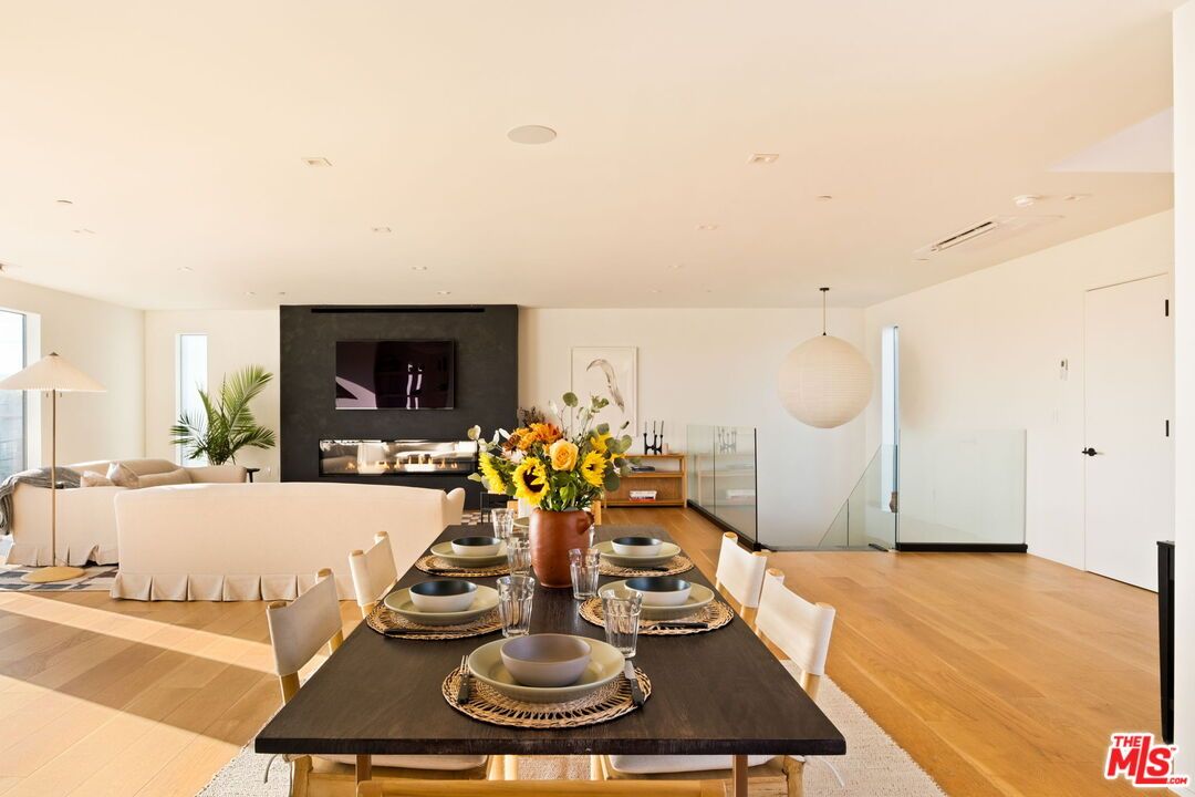 Dining room, Interior, Living room, Pendant Lights, Recessed Lighting, Wood Texture Flooring