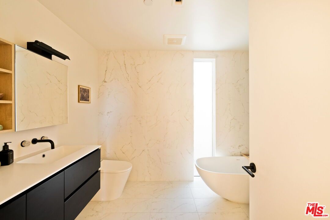 Bathroom, Free Standing Baths, Interior, Marble, Marble Walls