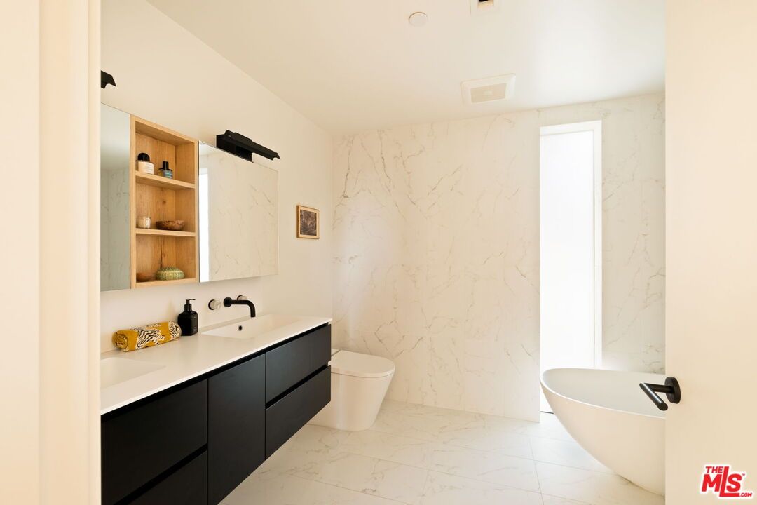 Bathroom, Free Standing Baths, Interior, Marble, Marble Walls