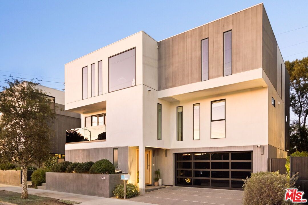 Attached, Exterior, Facade, Modern