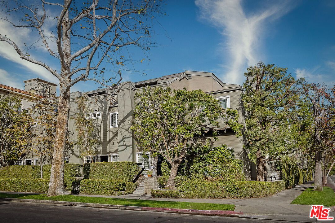 Exterior, Facade, Rowhouse