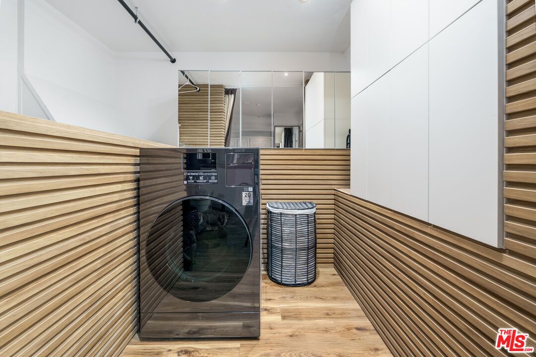 Interior, Recessed Lighting, Washer, Wood Texture Flooring