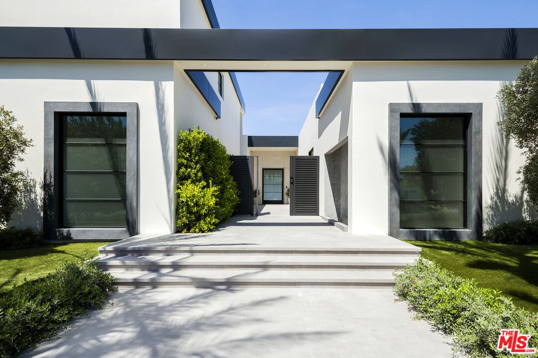 Exterior, Facade, Modern