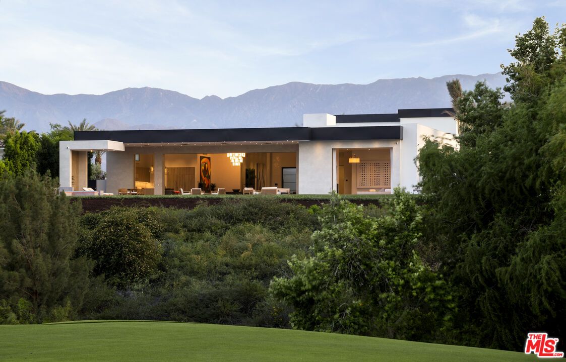 Exterior, Facade, Modern