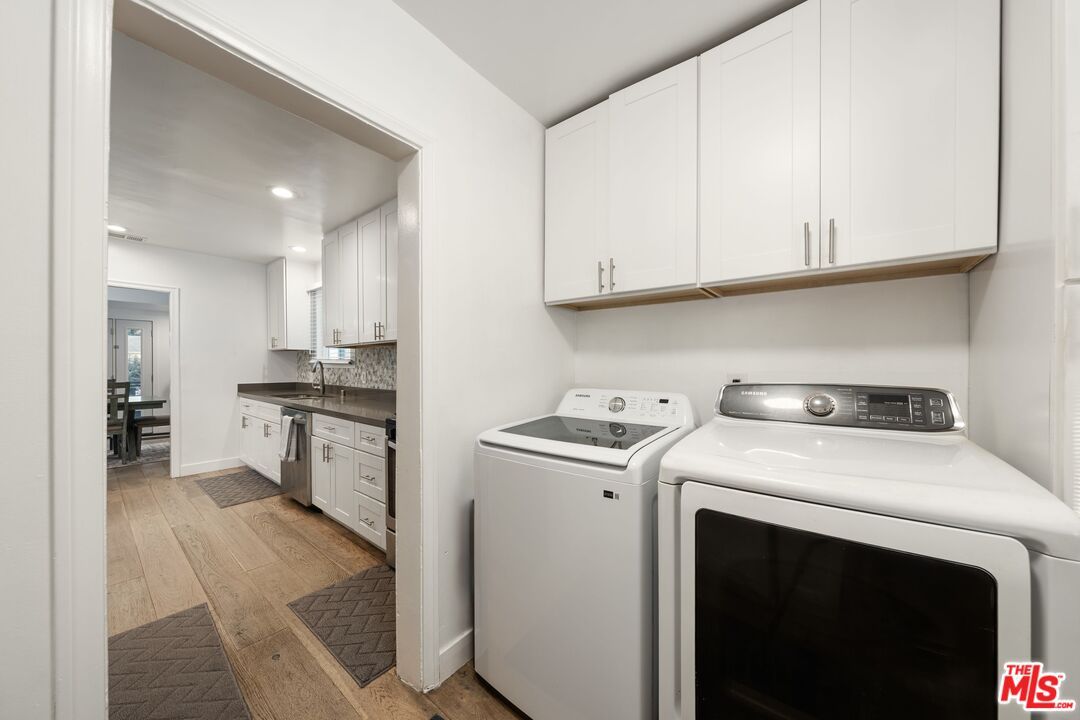 Interior, Recessed Lighting, Washer, Wood Texture Flooring