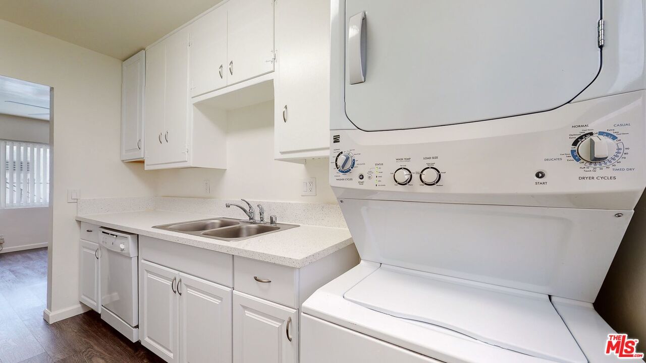 Interior, Kitchen, Washer, Wood Texture Flooring