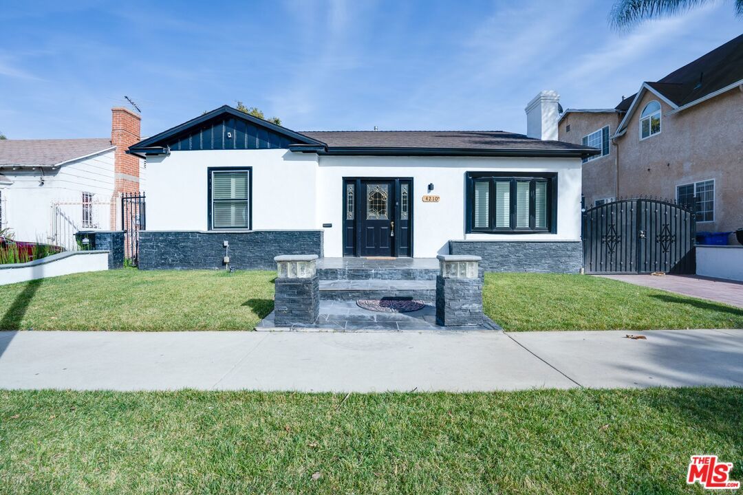 Backyard, Exterior, Facade, Ranch