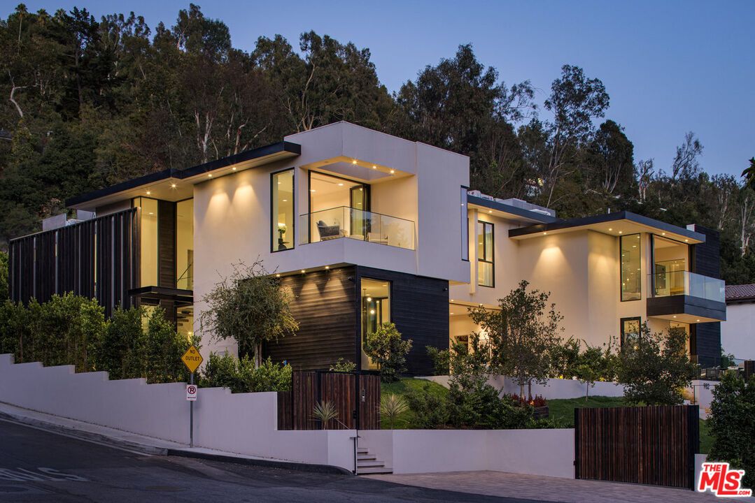 Exterior, Facade, Modern