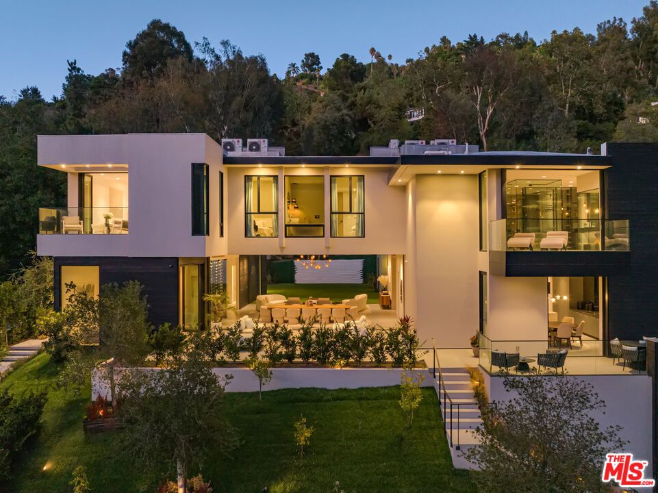 Exterior, Facade, Modern