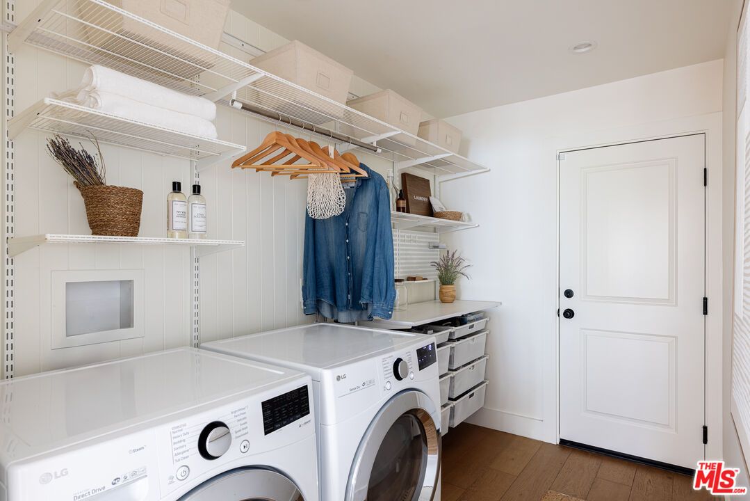 Interior, Recessed Lighting, Washer, Wood Texture Flooring