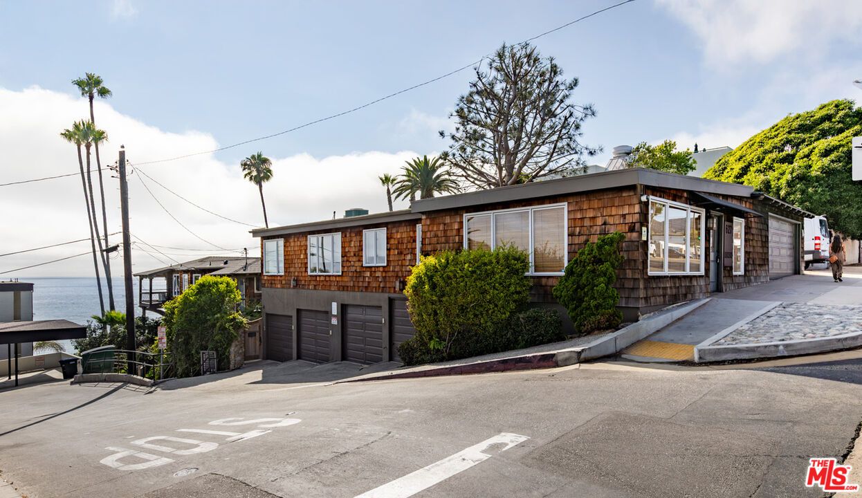 Attached, Exterior, Facade, Modern