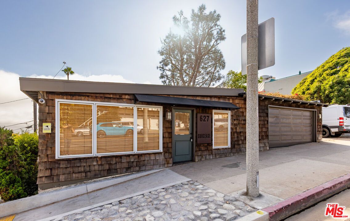 Attached, Exterior, Facade, None