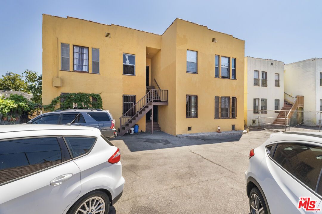 Exterior, Facade, Rowhouse