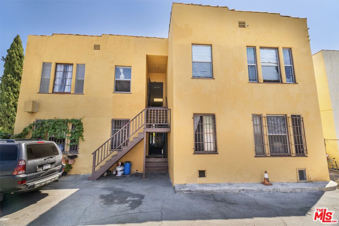 Exterior, Facade, Rowhouse
