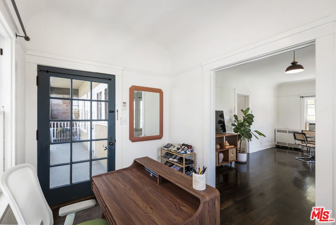Interior, Pendant Lights, Wood Texture Flooring