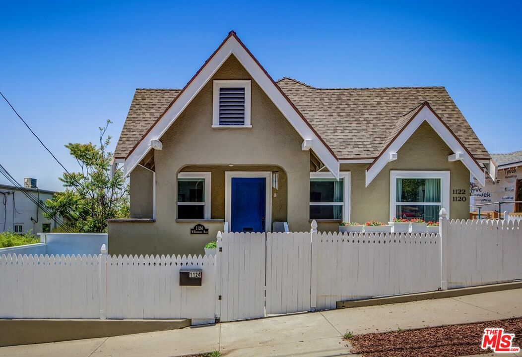 Exterior, Facade, Ranch