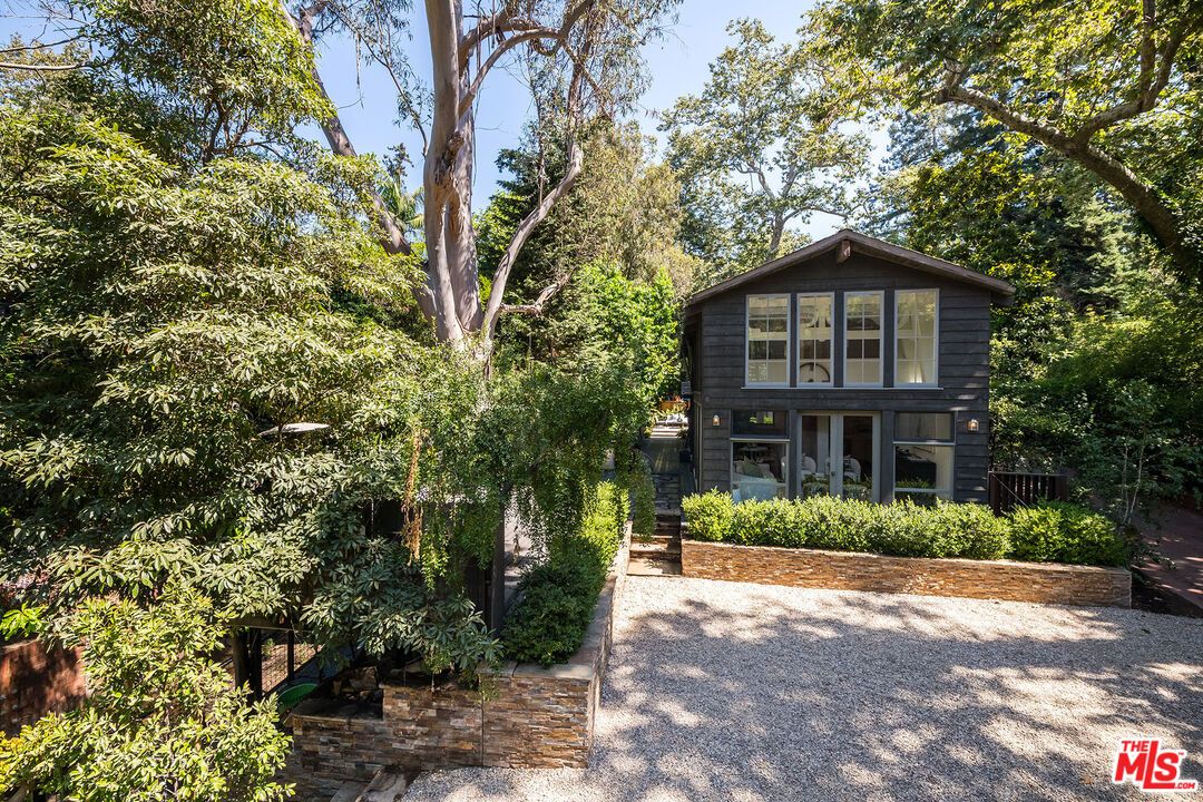 Exterior, Facade, Raised Ranch