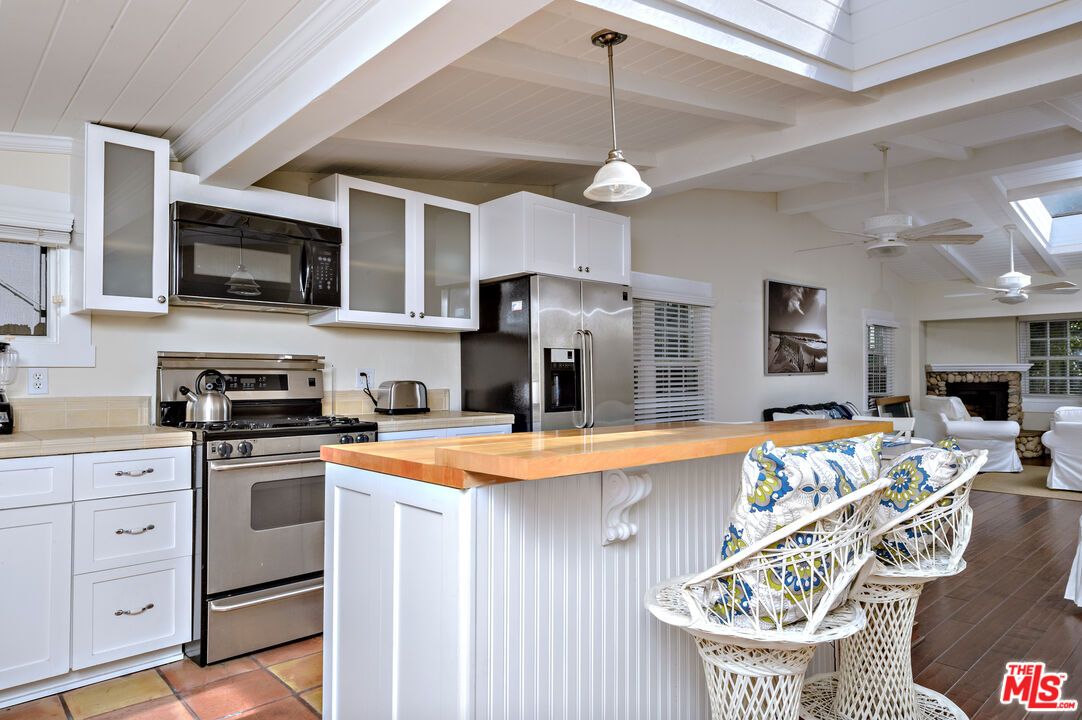 Interior, Kitchen, Living room, Pendant Lights, Stainless Steel Appliances, Wood Texture Flooring