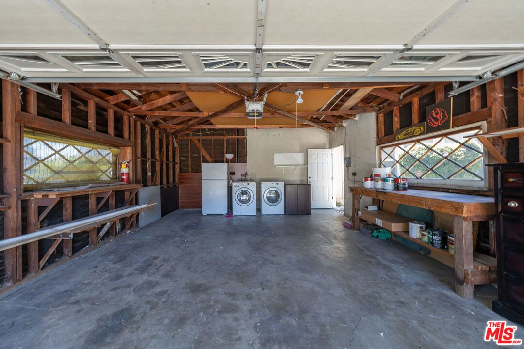 Garage, Interior, Washer, Wooden Beams