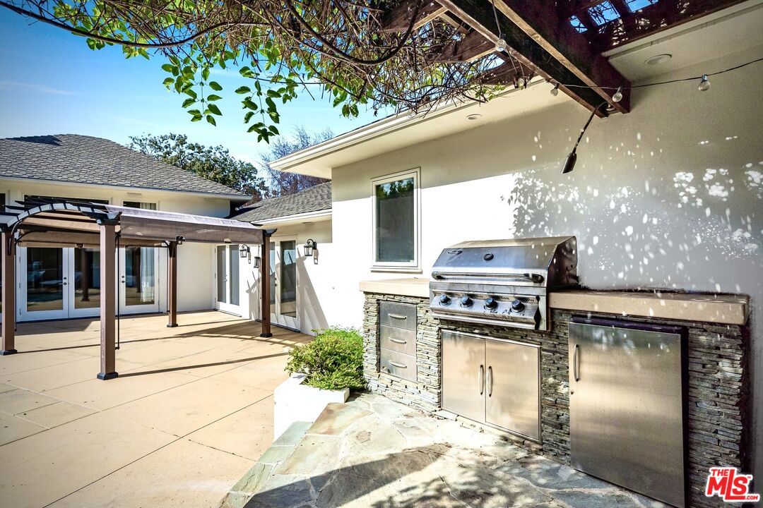 Exterior, Outdoor Kitchen
