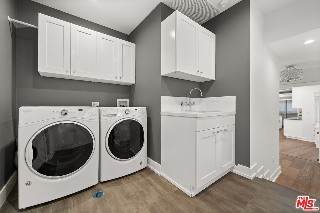 Interior, Recessed Lighting, Washer, Wood Texture Flooring
