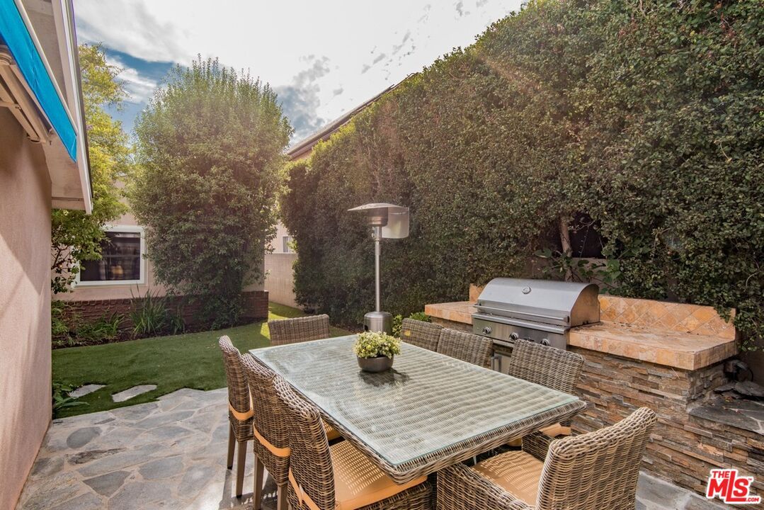 Exterior, Outdoor Kitchen