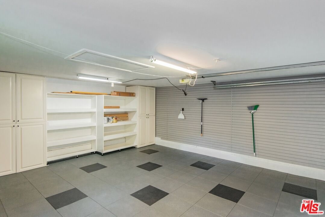 Garage, Interior