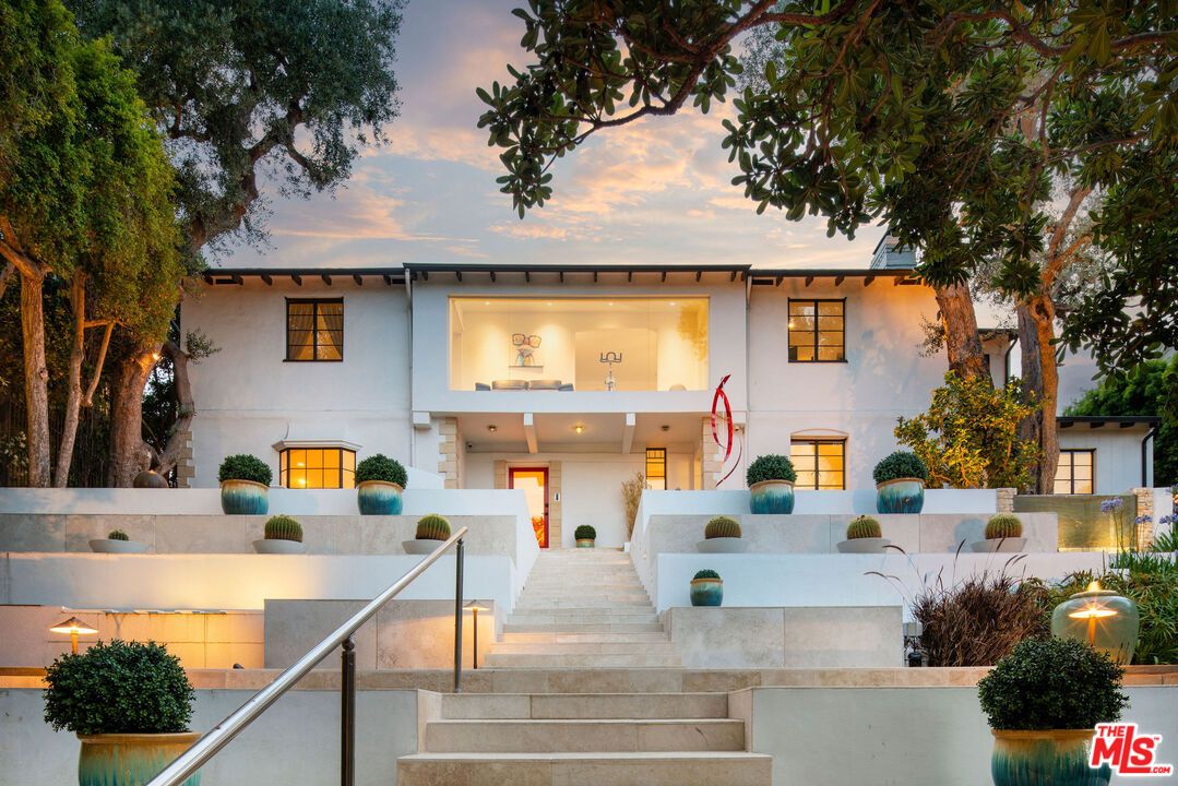 Exterior, Facade, Modern