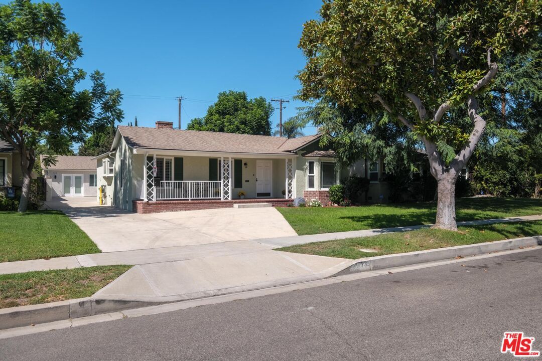 Backyard, Exterior, Facade, Ranch