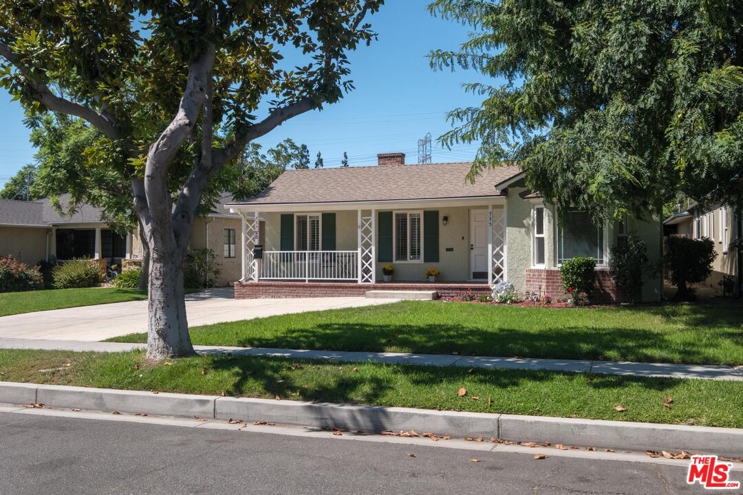 Backyard, Exterior, Facade, Ranch