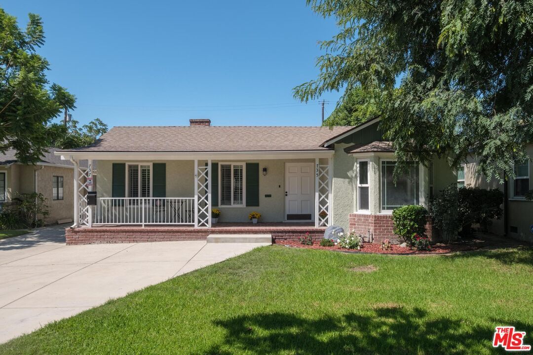 Backyard, Exterior, Facade, Ranch
