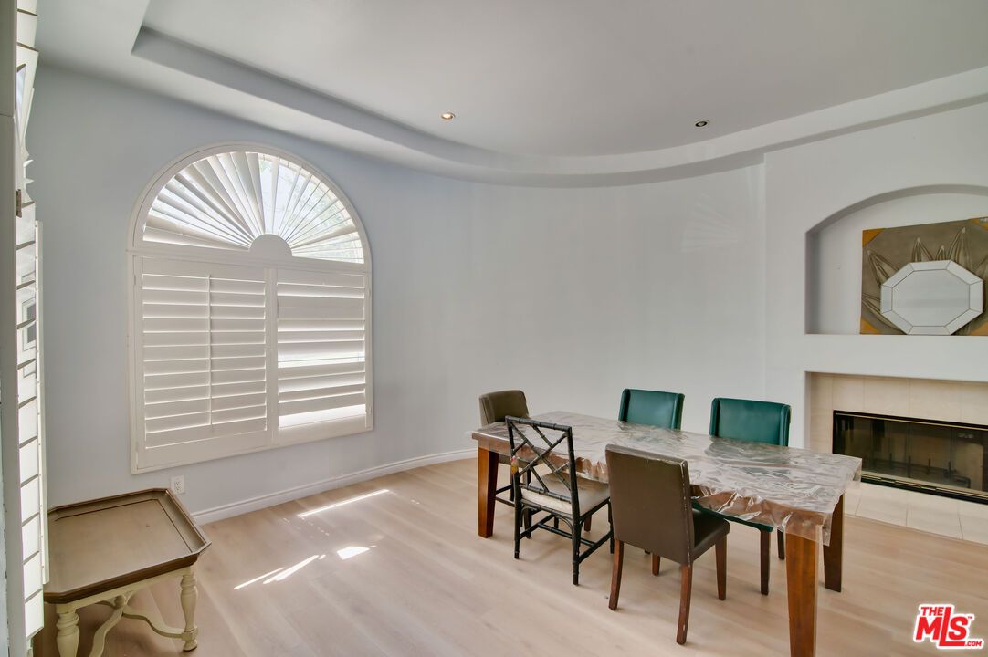 Dining room, Fireplace, Interior, Recessed Lighting, Wood Texture Flooring