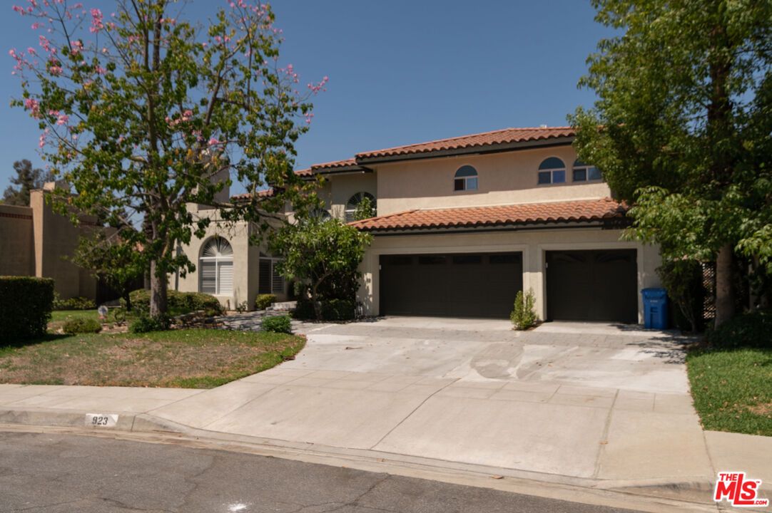 Attached, Exterior, Facade, Mediterranean