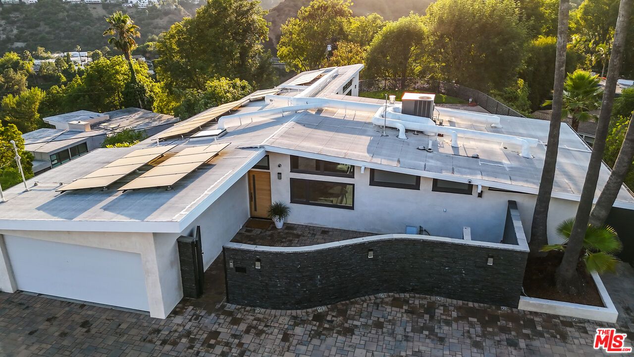 Exterior, Drone