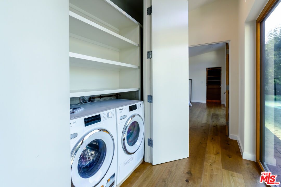 Interior, Utility Closets, Washer, Wood Texture Flooring