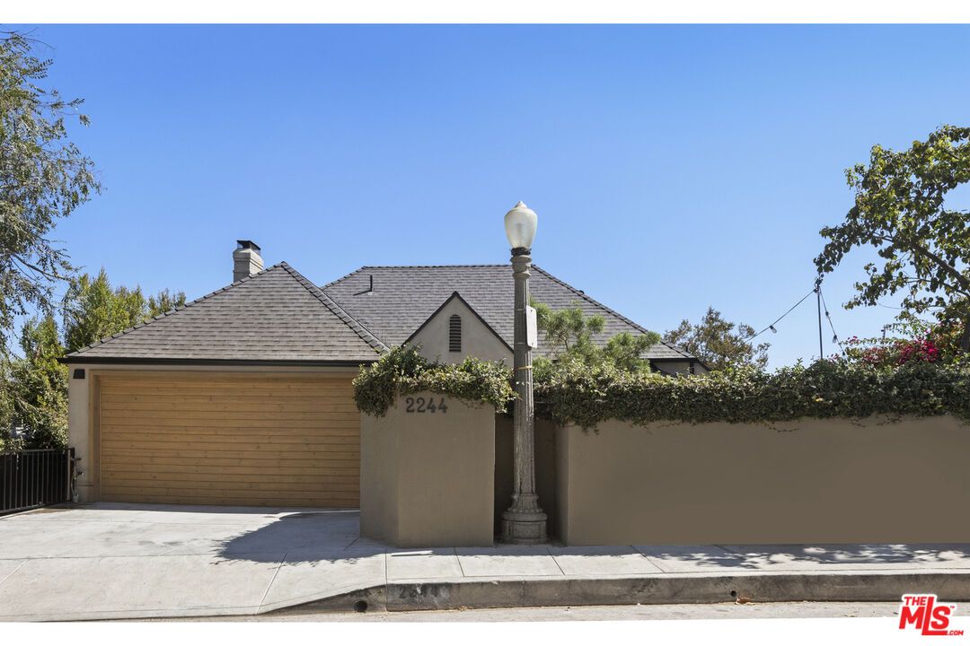 Attached, Exterior, Facade, Ranch