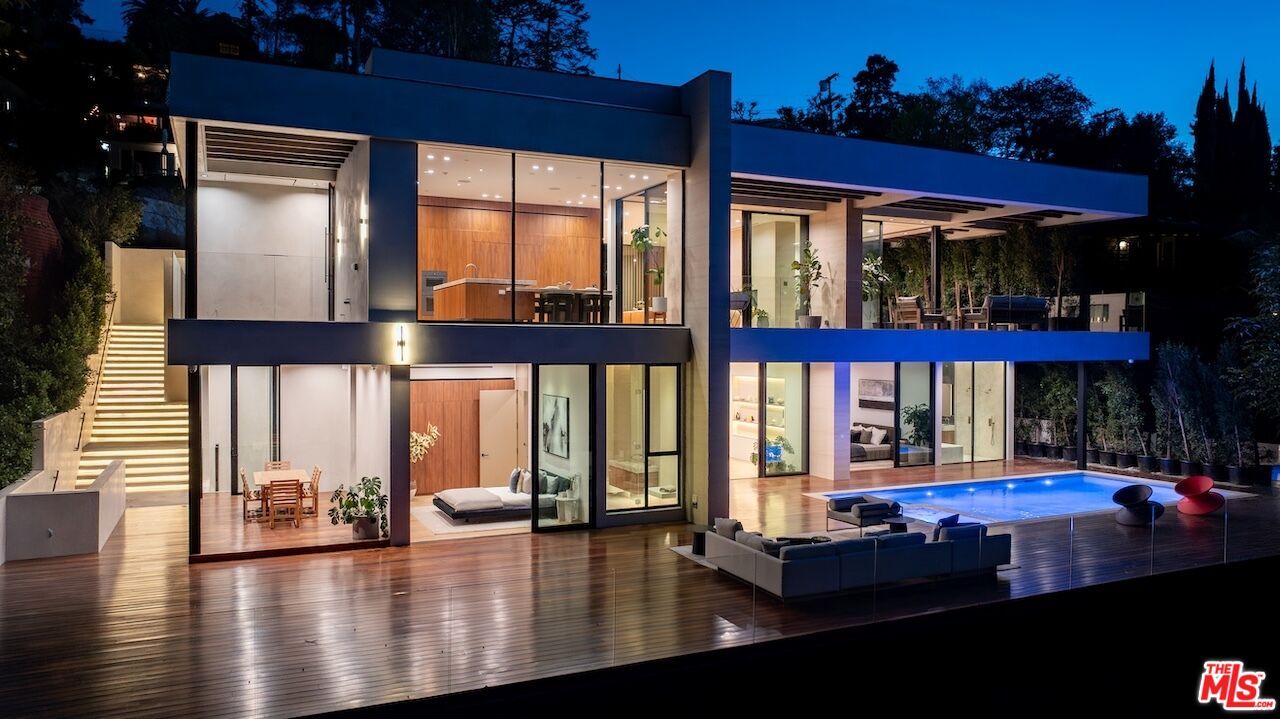 Backyard, Exterior, Facade, Pool, Modern