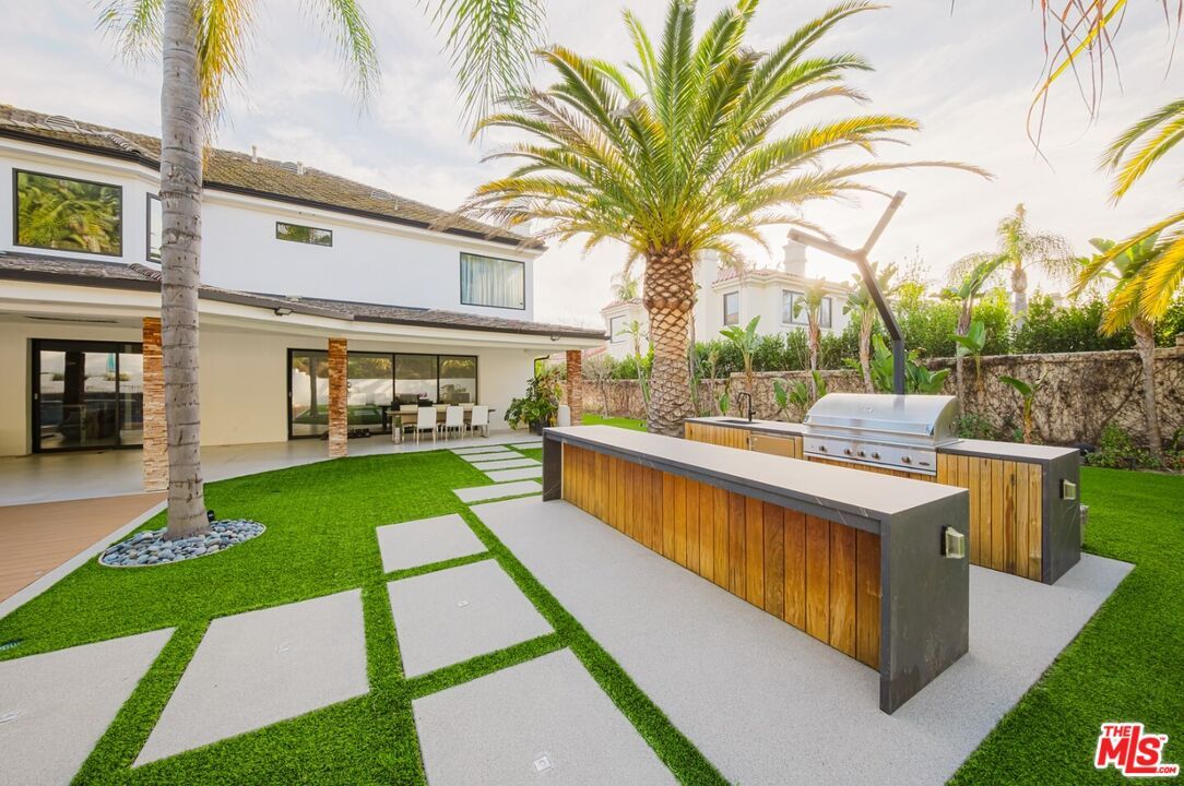 Backyard, Exterior, Outdoor Kitchen