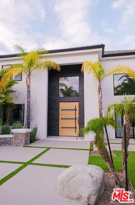 Attached, Exterior, Facade, Modern