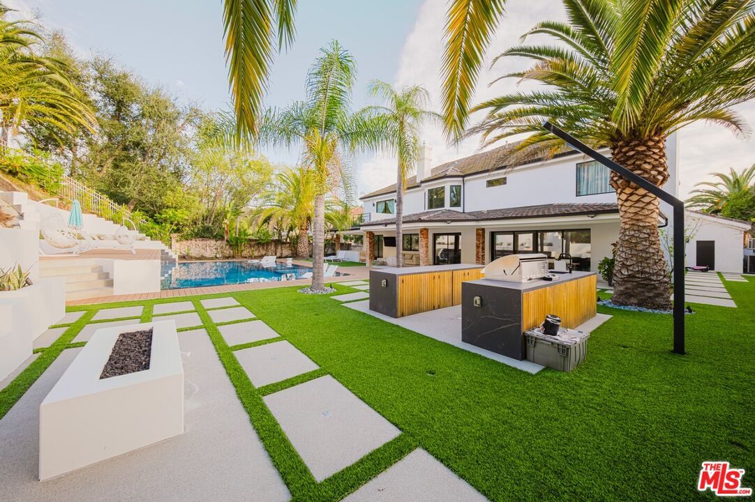 Backyard, Exterior, Hot Tub, Outdoor Kitchen, Pool